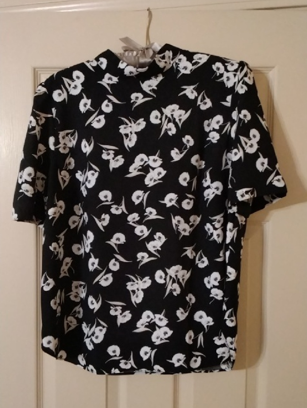 Ann Taylor Black & White Floral Short Sleeve Top